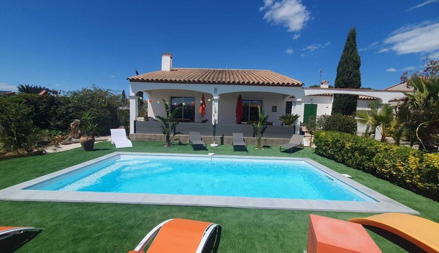 Air-conditioned villa with private swimming pool 8 persons Classified 4*.