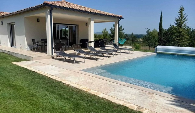 Air-conditioned villa, sleeps 8, Individual pool, Gard limite Ardèche, Uzès