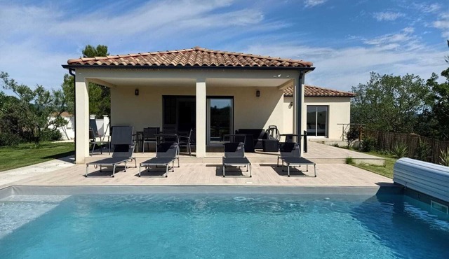 Air-conditioned villa, sleeps 8, private pool, Gard limite Ardèche, Uzès