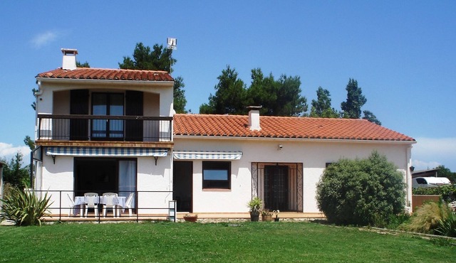Air-conditioned villa 135m2 10 minutes from the beaches in a quiet area with garden