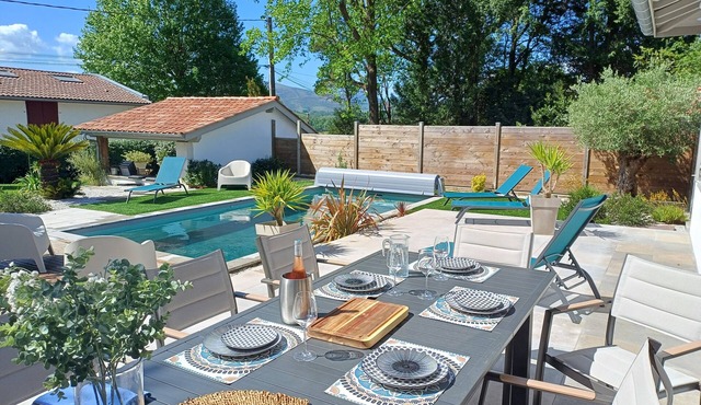 Air-conditioned villa, 5 bedrooms, heated pool, 2mn from St jean de Luz