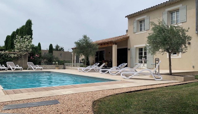 Air-conditioned villa , heated pool for 10 people, close from St Rémy de Pvce