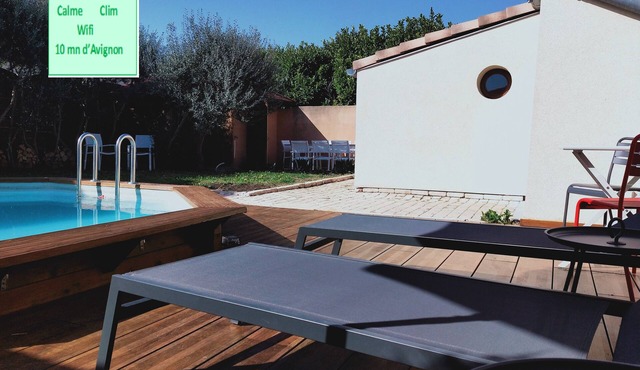 Air-conditioned villa with garden and pool near Avignon