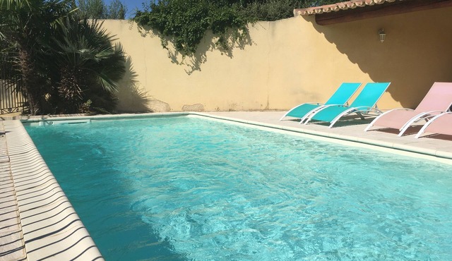 Air-conditioned villa with private pool 100 m from the start of the Mont Ventoux climb