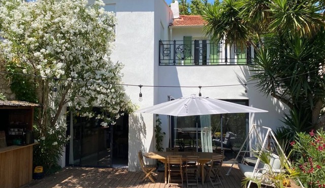 Air-conditioned villa with garden and heated swimming pool