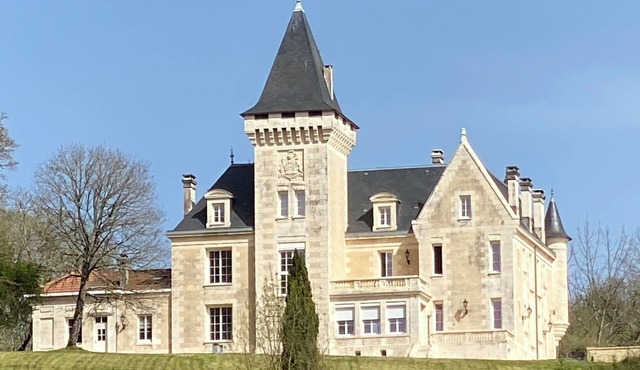 Air-conditioned villa at Château de Bellevue, heated pool, 6 adults + 2 children