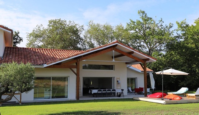 Air-conditioned villa for 10 in Soustons with heated pool