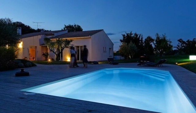 AIR-CONDITIONED VILLA WITH JACUZZI AND SWIMMING POOL 4000 M2 GARDEN NOT OVERLOOKED