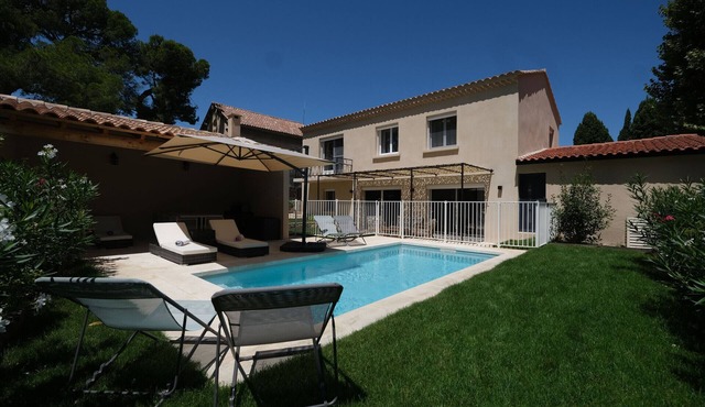 Air-conditioned villa heated pool Alpilles, sleeps 8