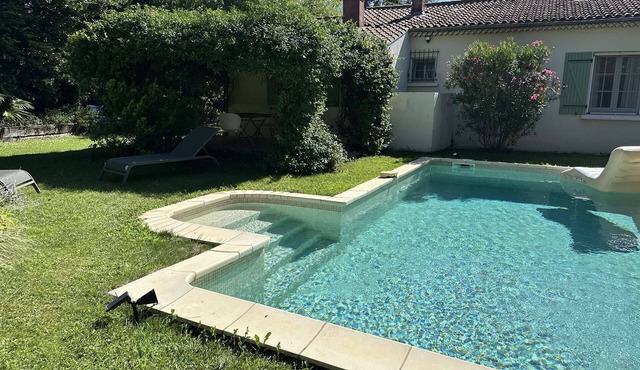 Air-conditioned villa in Sorgues near Avignon, swimming pool and beautiful environment.