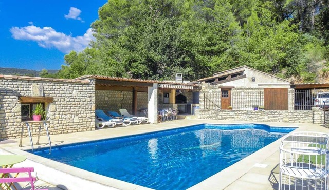 Air-conditioned villa in the Luberon countryside, with fenced pool, pets allowed (2).
