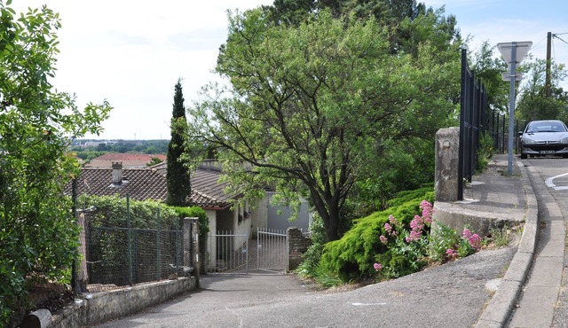 Air-conditioned villa in a hill view of Mont Ventoux secluded garden sun tourism