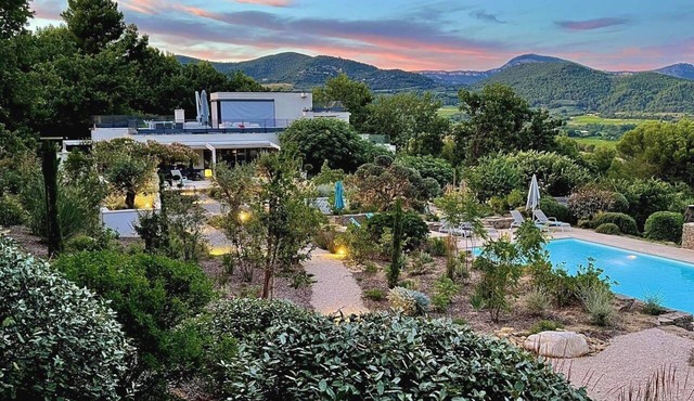 Air-conditioned villa near Vaison-la-Romaine, with heated pool.