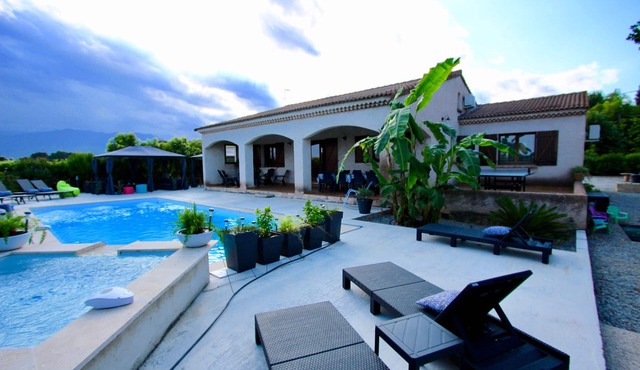 AIR-CONDITIONED VILLA WITH HEATED POOL AND HOT TUB