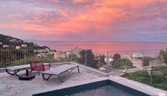 Air-conditioned villa with pool and panoramic sea view, 6 pax