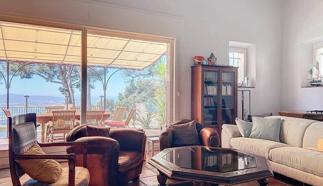 Air-conditioned villa with pool at Mont Faron for up to 16 guests.