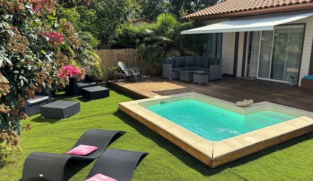 Air-conditioned wooden house, heated swimming pool, spa, internet and bicycles in a quiet location