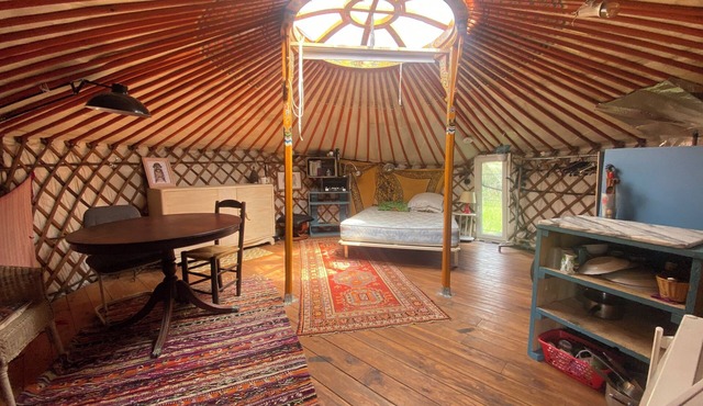 Air-conditioned yurt, near a silkworm nursery amid 8 hectares of wild thyme