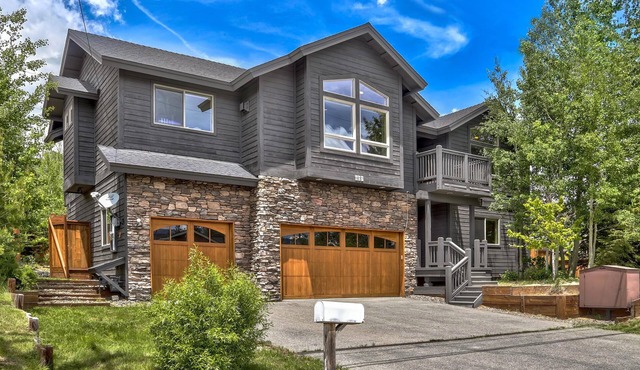 Air Conditioning, Private Hot Tub, Pet Friendly, Near Lake, Bunks, Extra Kids Allowed