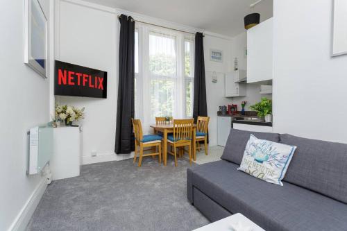 Air Maison - Dockyard Dreams - Close To Gunwharf!