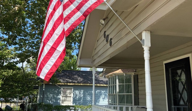 Air Travelers Reprieve- Downtown Humble 4 miles from the airport