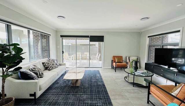 Aircabin - Denham Court - Modern - 4 Beds House