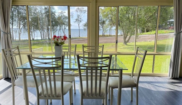 Aircabin | Tuggerawong | Lake Front | 3 Beds House