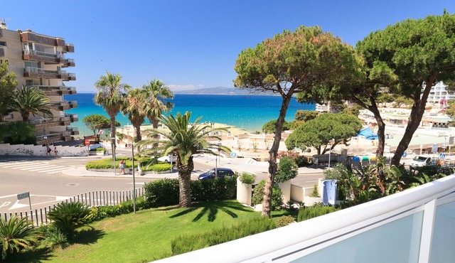 AirCon Apartment · Beach 50m · Parking · Pool · UHC LES ONES