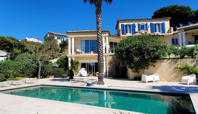 Airconditioned 230 m2 villa in a secured estate. 800m from the sea. Heated pool.