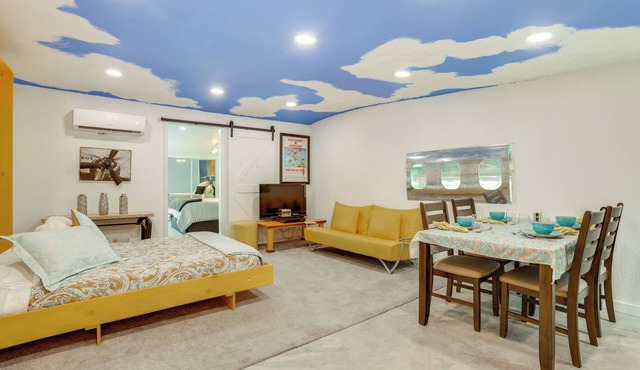Aircraft Tours! Fly-In Hangar Apt in New Waverly