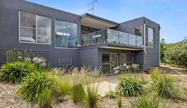 Aireys Sunset Beach House - 4 bedroom modern house with views