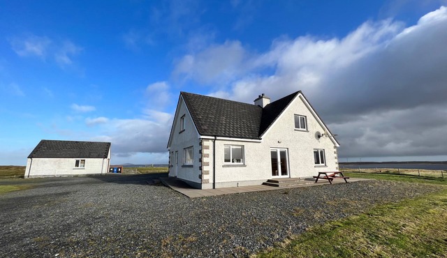 AIRIGH NAM FIADH, family friendly, with open fire in Creagorry