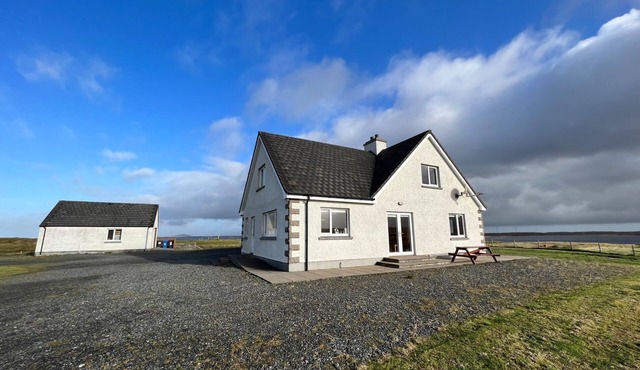 AIRIGH NAM FIADH, family friendly, with open fire in Creagorry