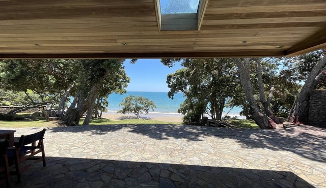 AIRLIE - LUXURY BEACH FRONT