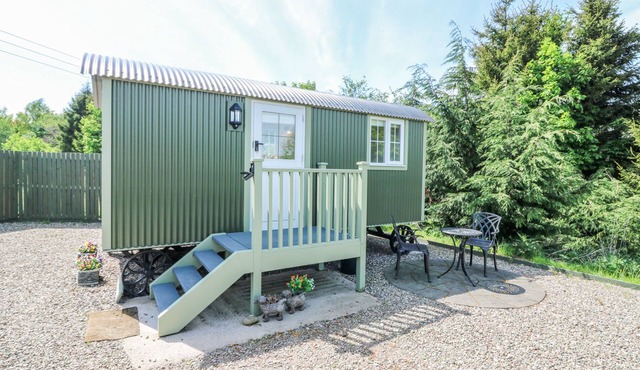 AIRLIE, pet friendly, with a garden in Forfar