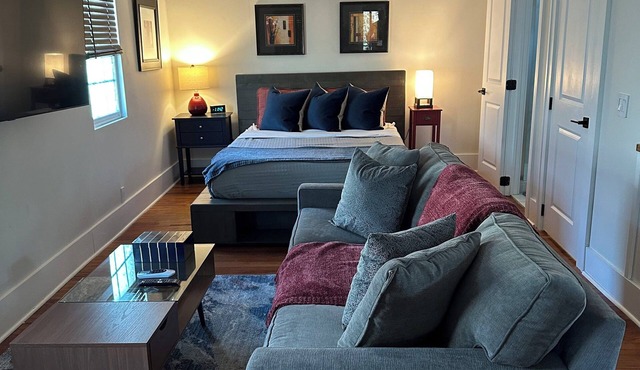 Airport 2.5 mi, Downtown 8.5 mi, Midtown 12 mi: Studio in Historic College Park