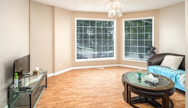 Airport 4BR2BA Mainfloor Suite Pet Friendly