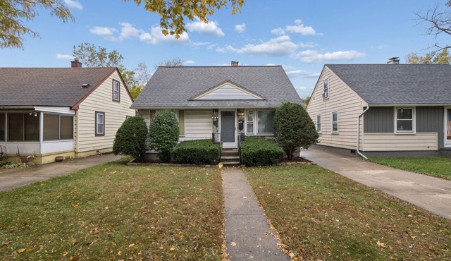 Airport Getaway -2BR near Detroit sports & events