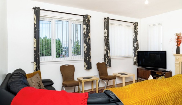 Airport Home | Free Parking | Sleeps 6 | Near City