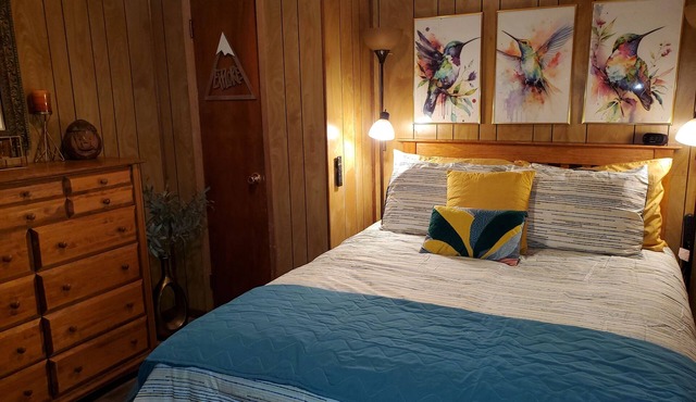 Airport Mountain Suites - Private Hot Tub + Cozy Cabin Style Near Eats & Brews