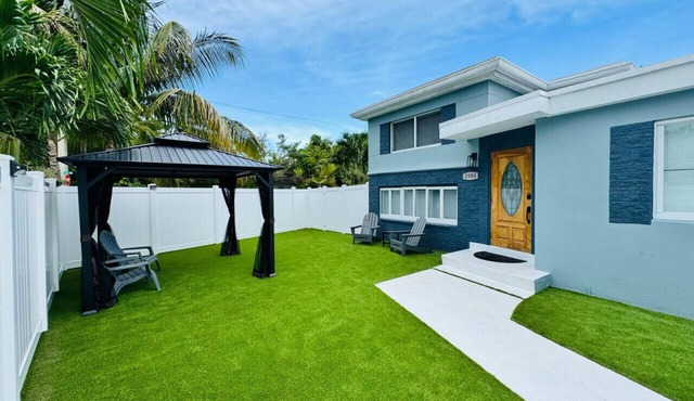 Airport Retreat: Extended Stay Near Airport 2 Min!