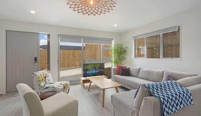 AIRPORT, SEAVIEWS, CENTRALLY LOCATED