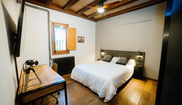 Airport Suite 2 (private bathroom) 8 minutes drive from the airport