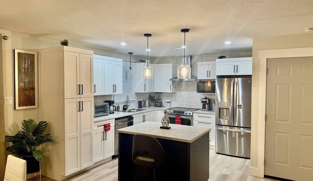 Airport Urban Oasis 4BR Family Retreat Home
