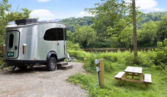 Airstream Basecamp on river w/hot tub near Stowe
