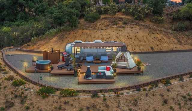 AIRSTREAM GLAMPING! Jacuzzi, BBQ & Chill!
