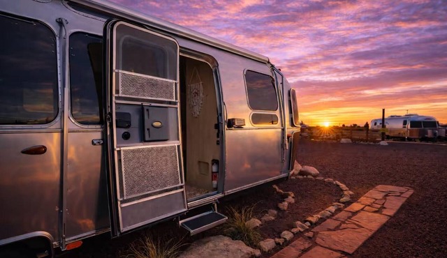 Airstream with Bunk & Private Hot Tub (Unit L) - 6 Person Airstream with Bunkbed