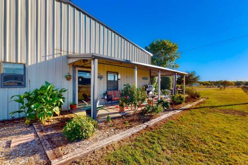 Airstrip Access! Dog-Friendly Rhome Retreat