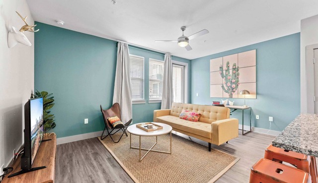 Airy 1BR luxe suite close to Downtown w/fast WiFi