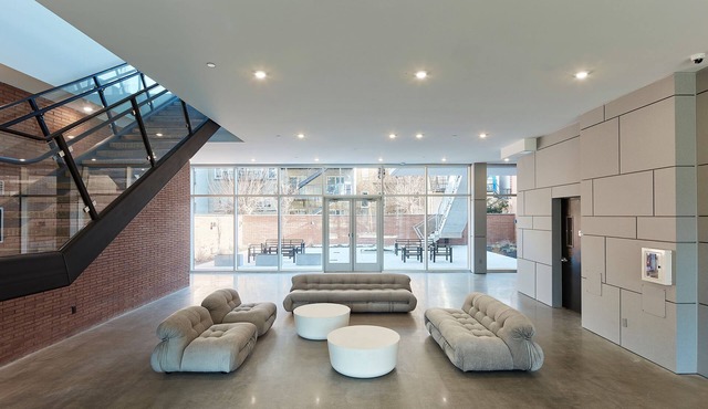 Airy 3 BR Flat w Shared Deck - gym - Mins to NYC